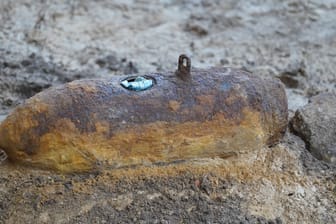 Eine Weltkriegsbombe (Archivbild): In Leipzig wurde eine Brandbombe aus dem Zweiten Weltkrieg gefunden, deren Zünder noch aktiv war.