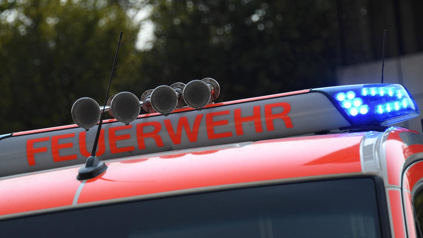 Einsatzfahrzeug der Feuerwehr (Symbolbild): In Frankfurt mussten Einsatzkräfte einen Pkw von U-Bahn-Gleisen holen.
