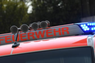 Einsatzfahrzeug der Feuerwehr (Symbolbild): In Frankfurt mussten Einsatzkräfte einen Pkw von U-Bahn-Gleisen holen.