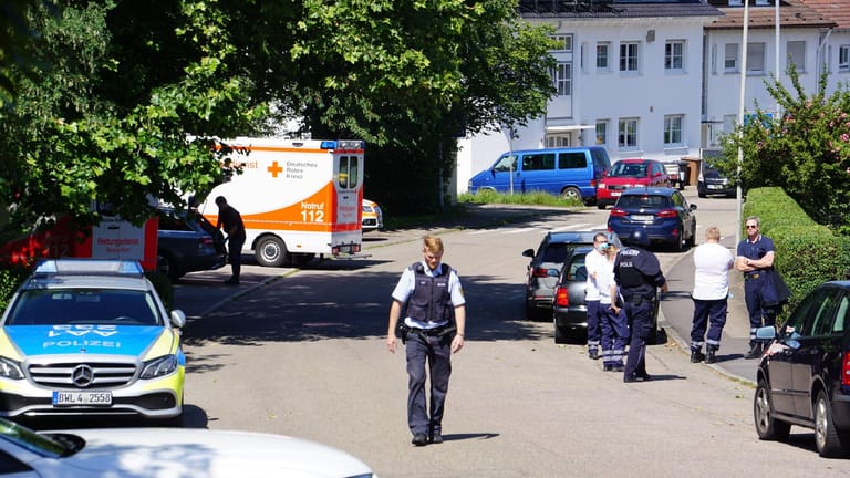 Polizisten stehen auf einer Straße in der Nähe eines Tatortes: Eine 41-Jährige Frau und ihre neunjährige Tochter waren im Juni 2020 in ihrer Wohnung tot aufgefunden worden. Auf den Ex-Freund der Frau wartet nun das Urteil des Landgerichts in Stuttgart.