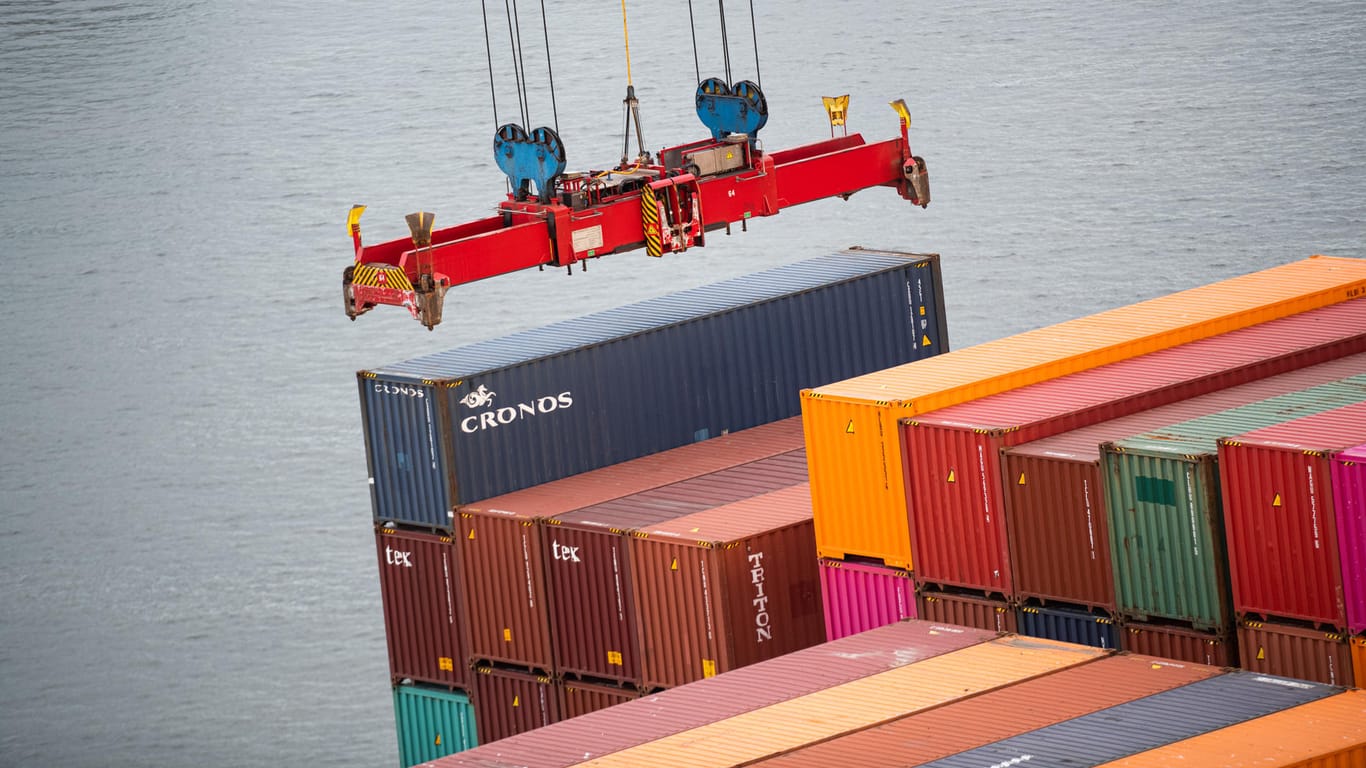 Ein Container wird verladen (Symbolbild): Die deutschen Exportzahlen für Januar sind besser als erwartet.