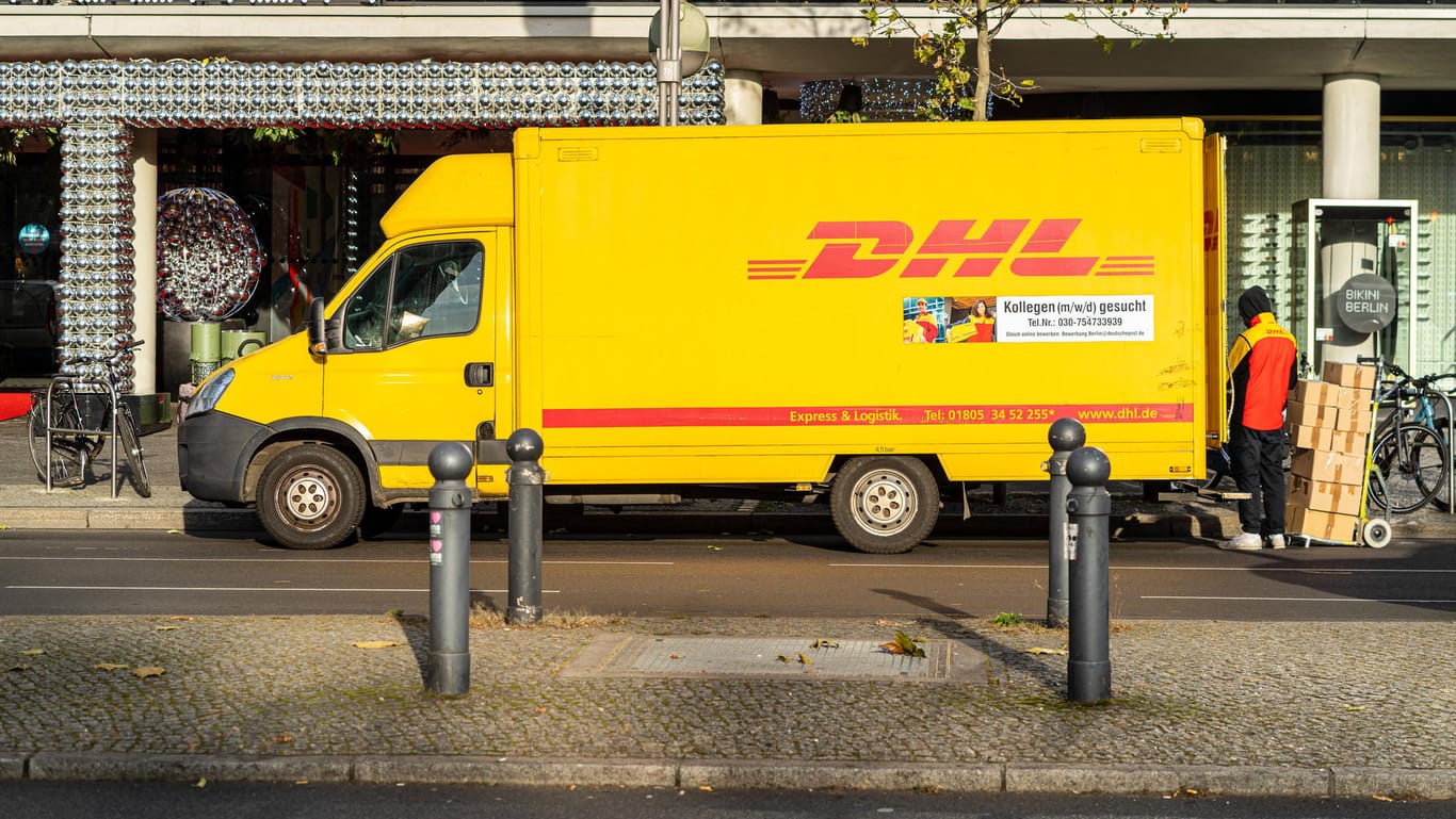 Ein DHL-Paketzusteller in Berlin: Die Post rechnet mit einem weiter wachsenden Aufkommen an Paketen.