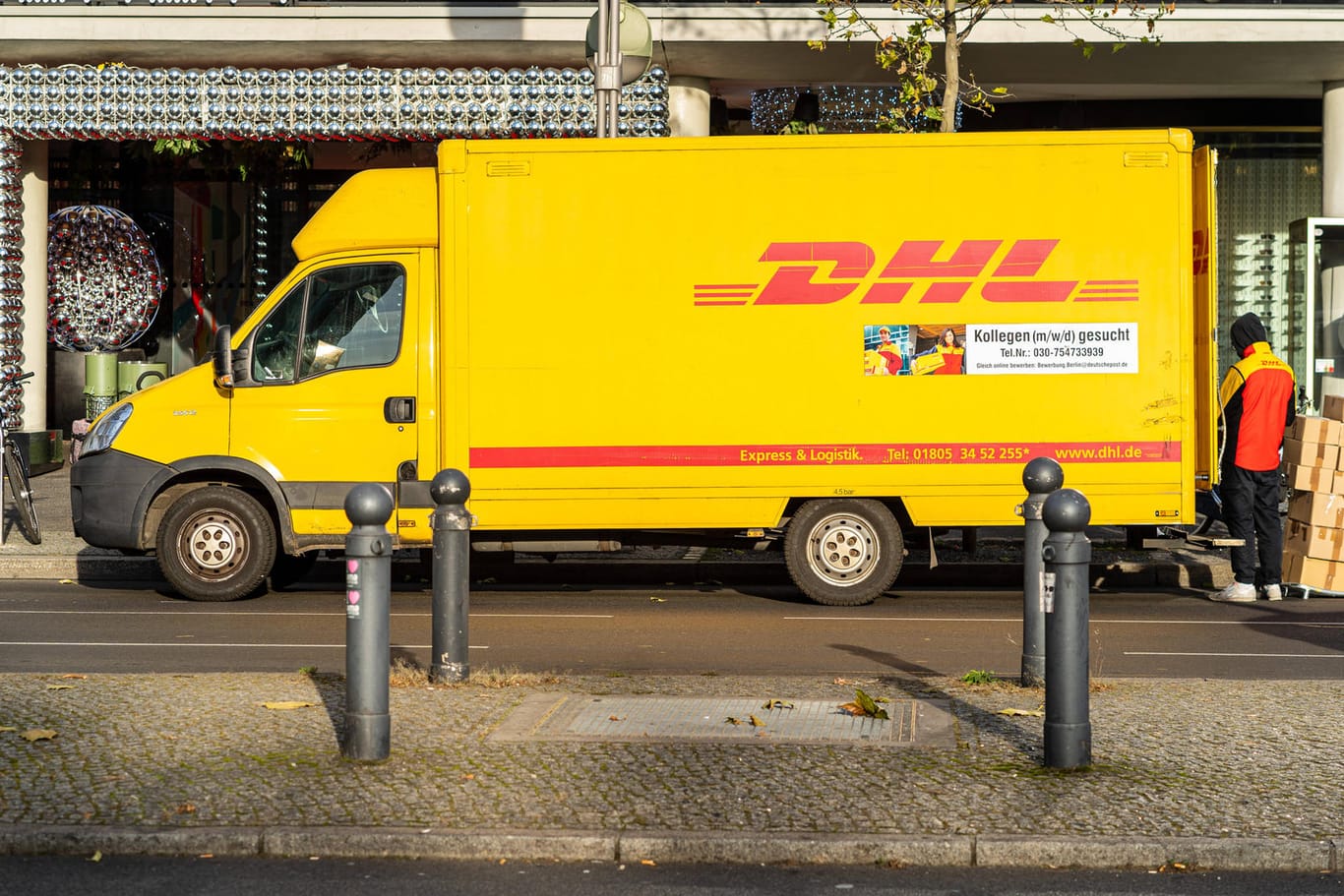 Ein DHL-Paketzusteller in Berlin: Die Post rechnet mit einem weiter wachsenden Aufkommen an Paketen.