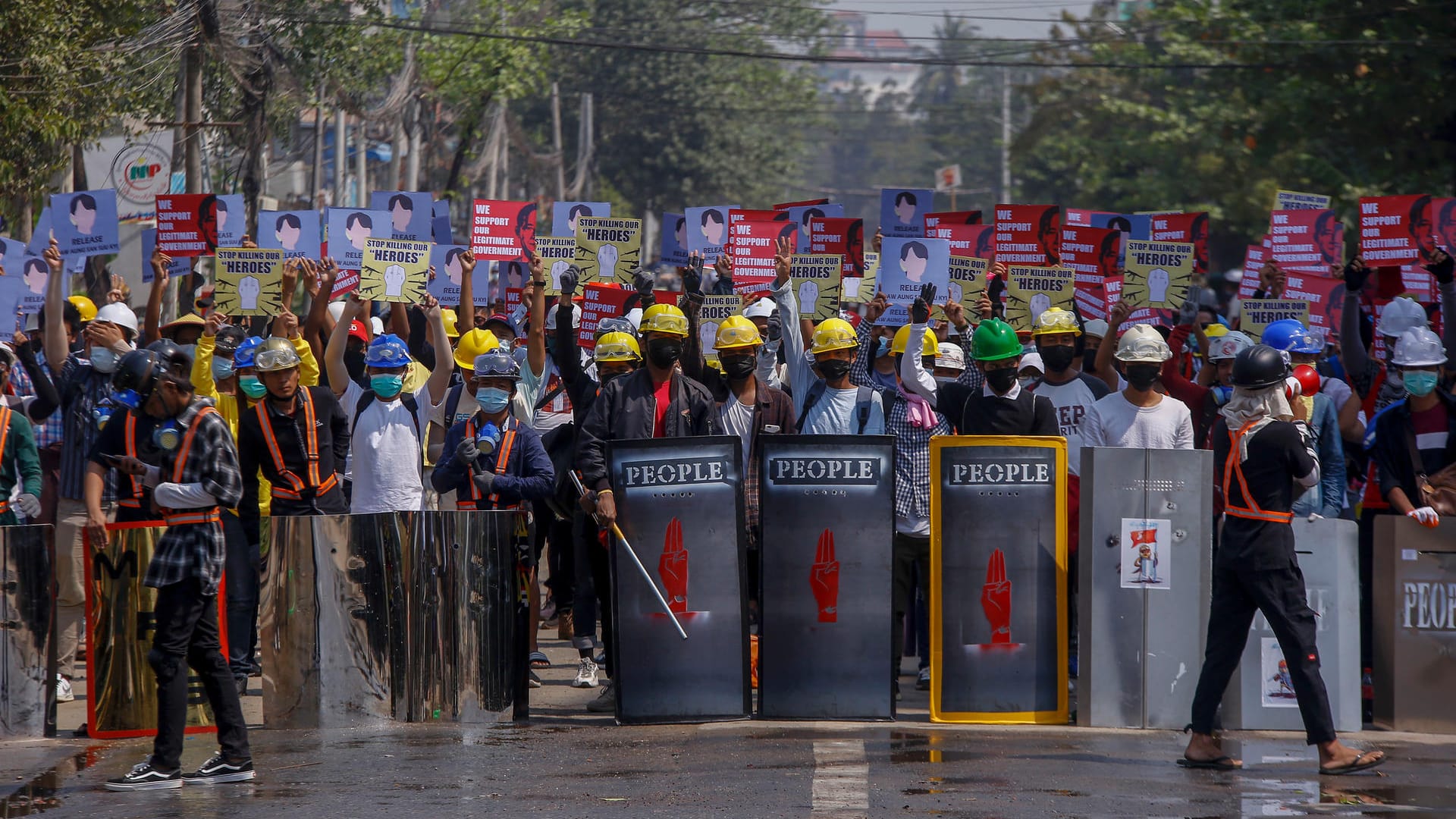 Demonstranten wehren sich gegen die Militärjunta in Myanmar: Nach Wohnungsdurchsuchungen wurden erneut zahlreiche Regierungsgegner verhaftet.