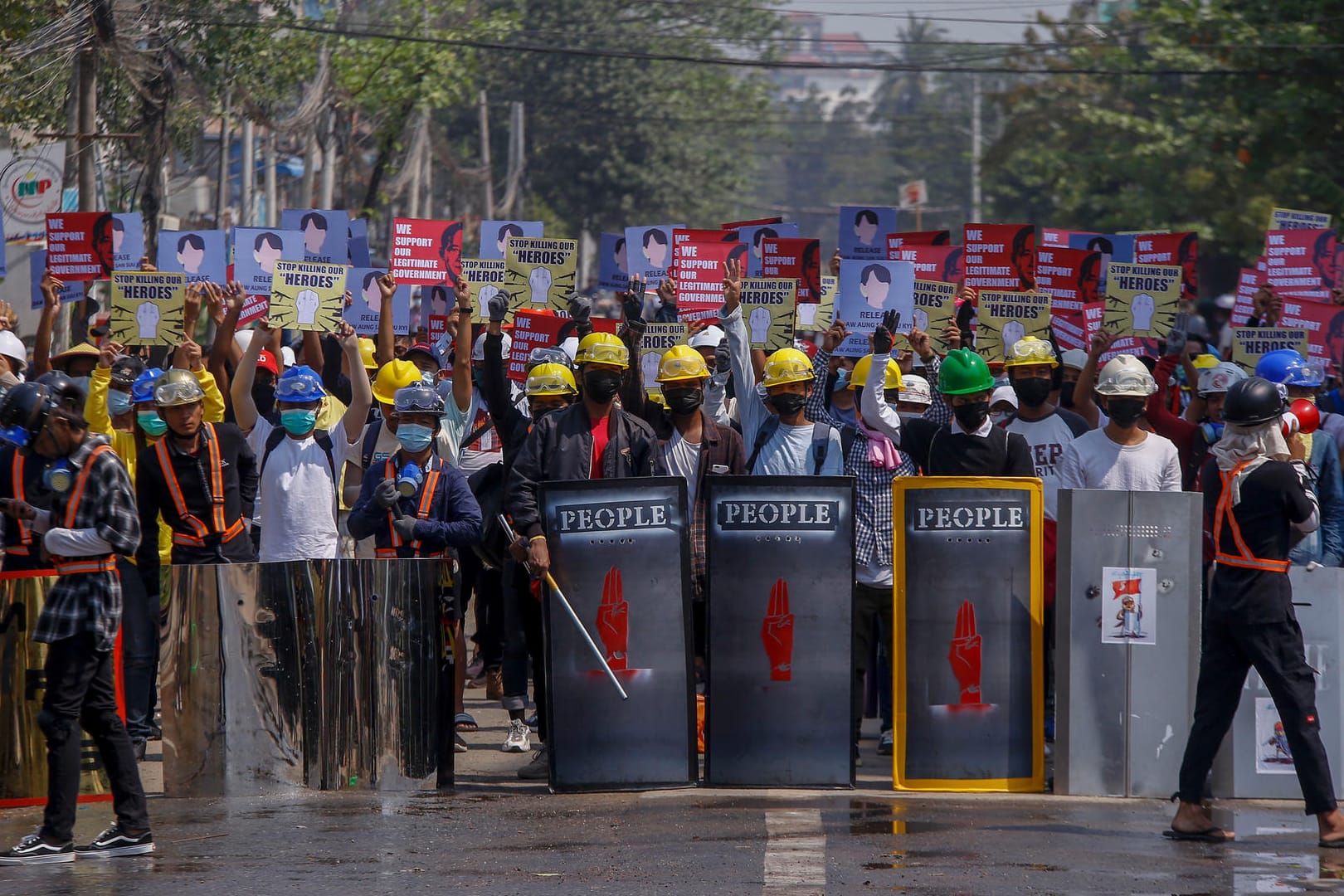 Demonstranten wehren sich gegen die Militärjunta in Myanmar: Nach Wohnungsdurchsuchungen wurden erneut zahlreiche Regierungsgegner verhaftet.