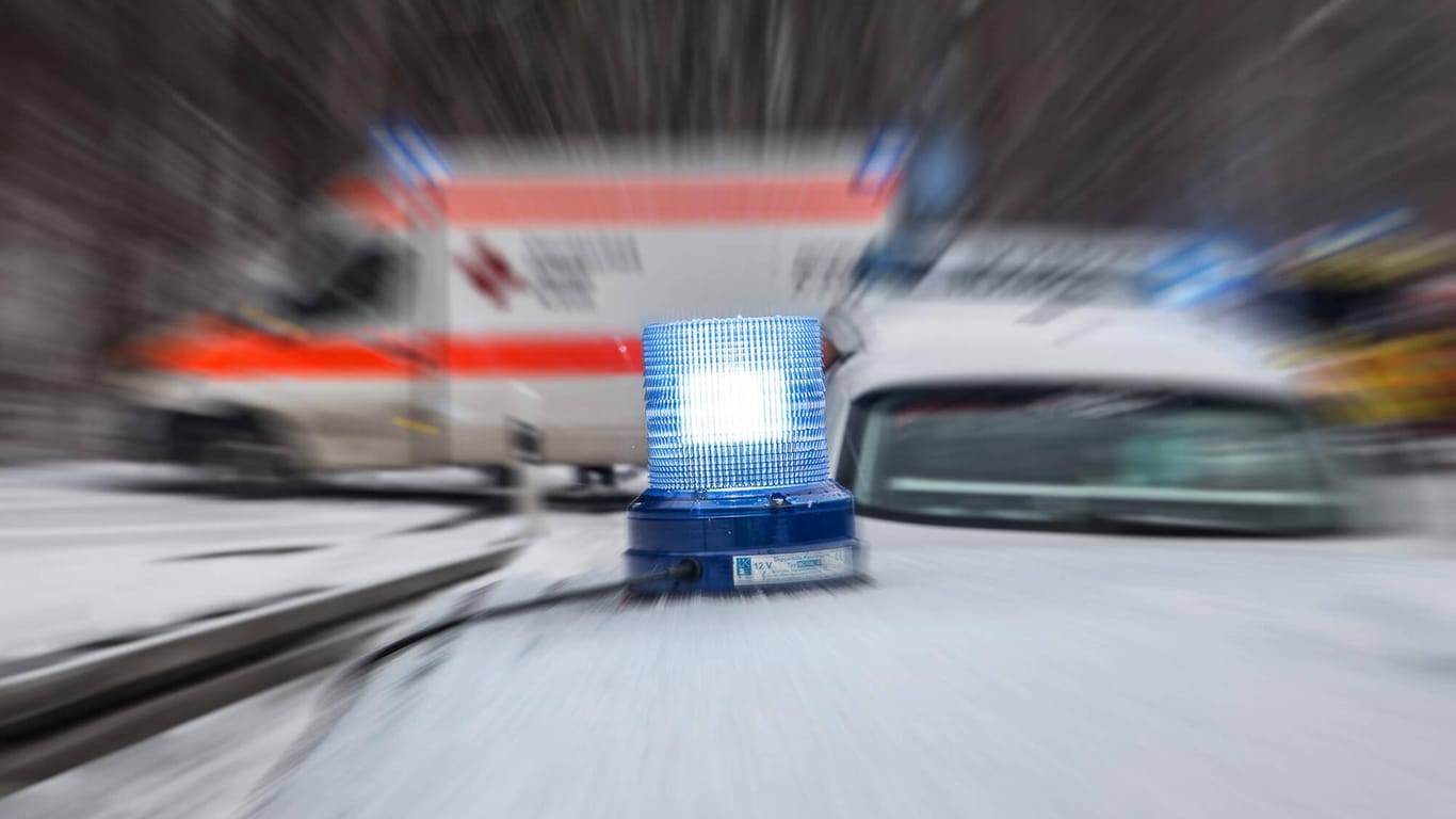 Blaulicht von Polizei und Rettungswagen (Symbolbild): In Trier ist ein Radfahrer schwer verletzt worden.