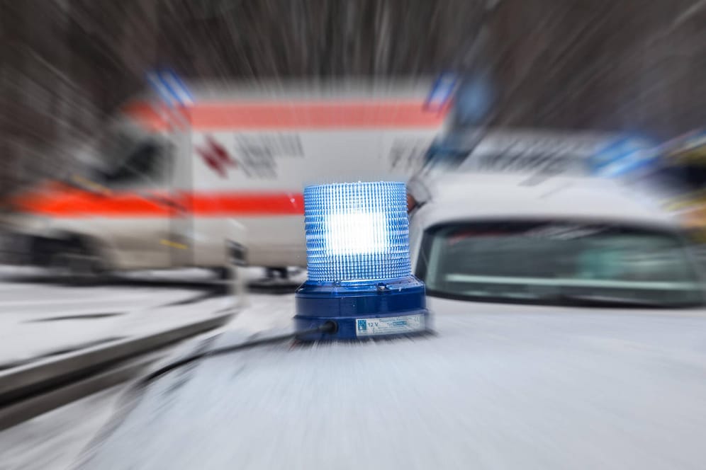Blaulicht von Polizei und Rettungswagen (Symbolbild): In Trier ist ein Radfahrer schwer verletzt worden.
