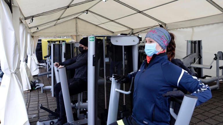 Eine Frau trainiert in einem Outdoor-Gym (Archivbild): In Nürnberg stellt eine Fitnessstudio-Kette Geräte auf ihrem Parkplatz kostenlos zur Verfügung.