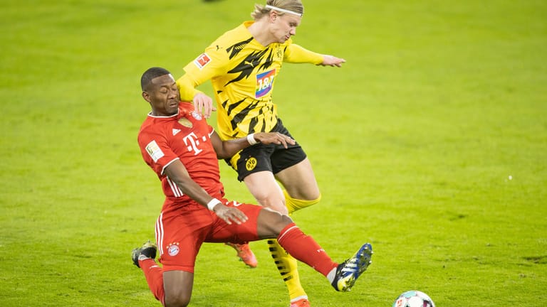 Bayerns David Alaba (l.) im Duell mit Dortmunds Erling Haaland: Das Spitzenspiel ist eins der beliebtesten Duelle der Bundesliga.