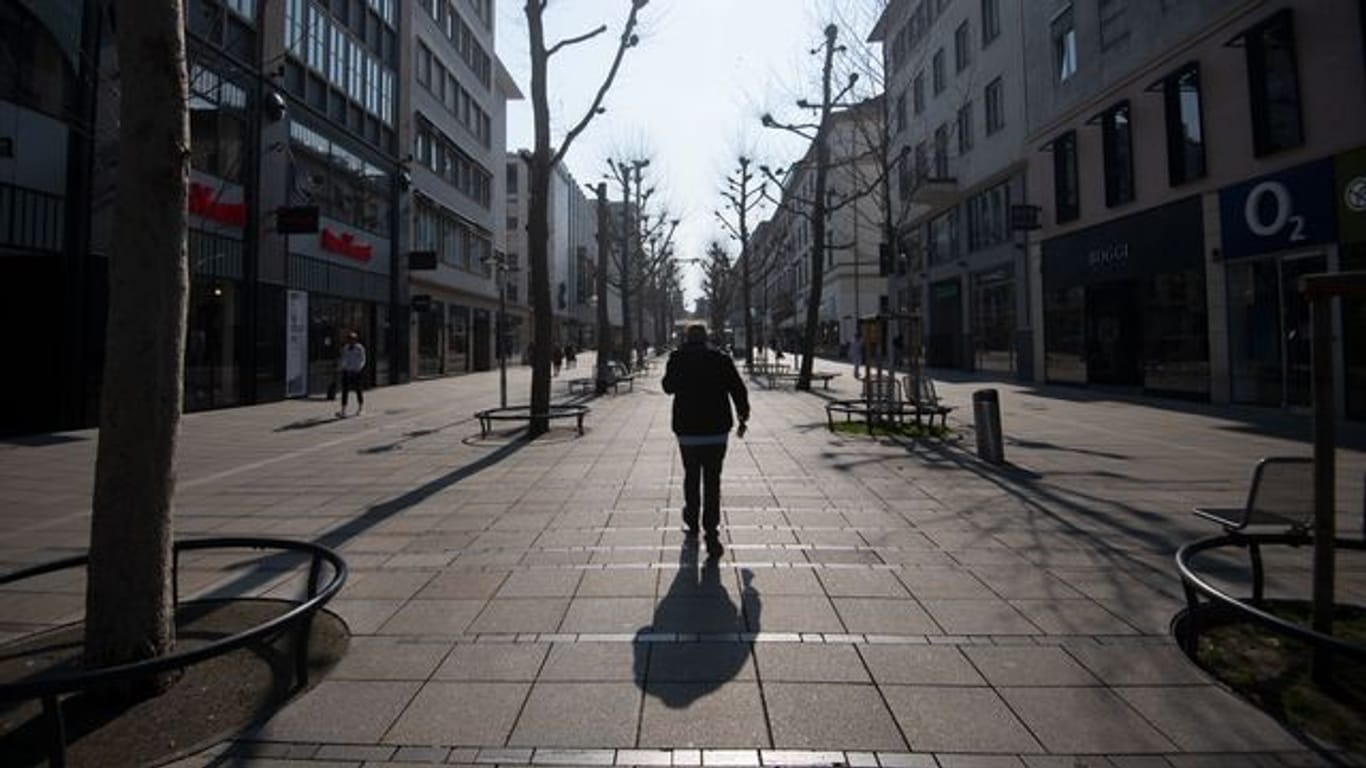 Nur wenigen Menschen sind an einem frühen Nachmittag eines Werktags auf der Einkaufsmeile Königstraße in Stuttgart zu sehen.
