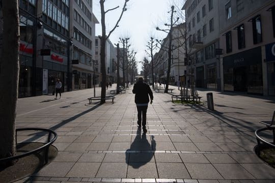Nur wenigen Menschen sind an einem frühen Nachmittag eines Werktags auf der Einkaufsmeile Königstraße in Stuttgart zu sehen.