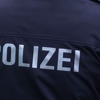 Die Uniform eines Polizeibeamten (Symbolbild): 200 Beamte waren an der Razzia in Hamburg und Niedersachsen beteiligt.