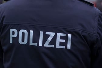 Die Uniform eines Polizeibeamten (Symbolbild): Die Polizei hat mehrere Wohnungen durchsucht.