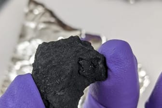 Das vom Natural History Museum veröffentlichte Foto zeigt das Fragment eines Meteoriten, der wahrscheinlich als Winchcombe-Meteorit bekannt ist und zu einem extrem seltenen Typ gehört.