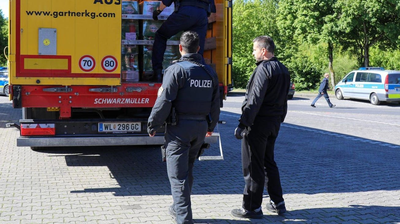 Kontrolle eines Lkw: Einige haben etliche kleine Tempo-Schilder am Heck.