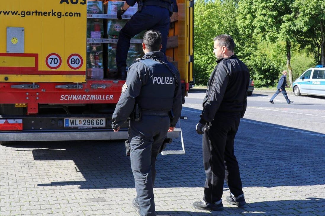 Kontrolle eines Lkw: Einige haben etliche kleine Tempo-Schilder am Heck.