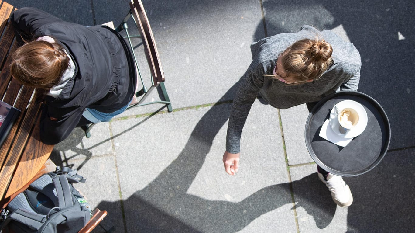 Eine Kellnerin in einem Café: 2020 ist die Einkommenslücke zwischen Männern und Frauen nur leicht gesunken.