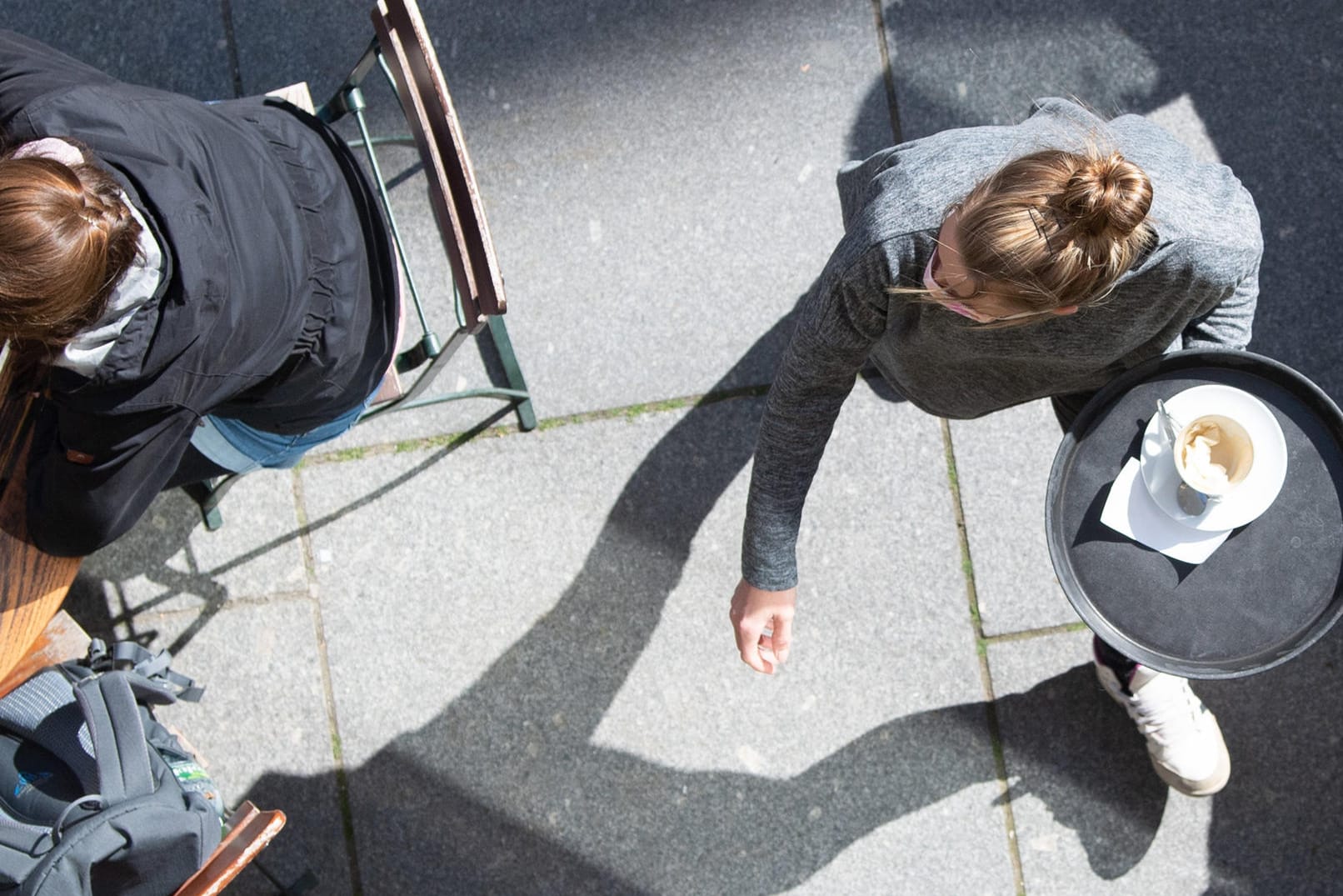 Eine Kellnerin in einem Café: 2020 ist die Einkommenslücke zwischen Männern und Frauen nur leicht gesunken.