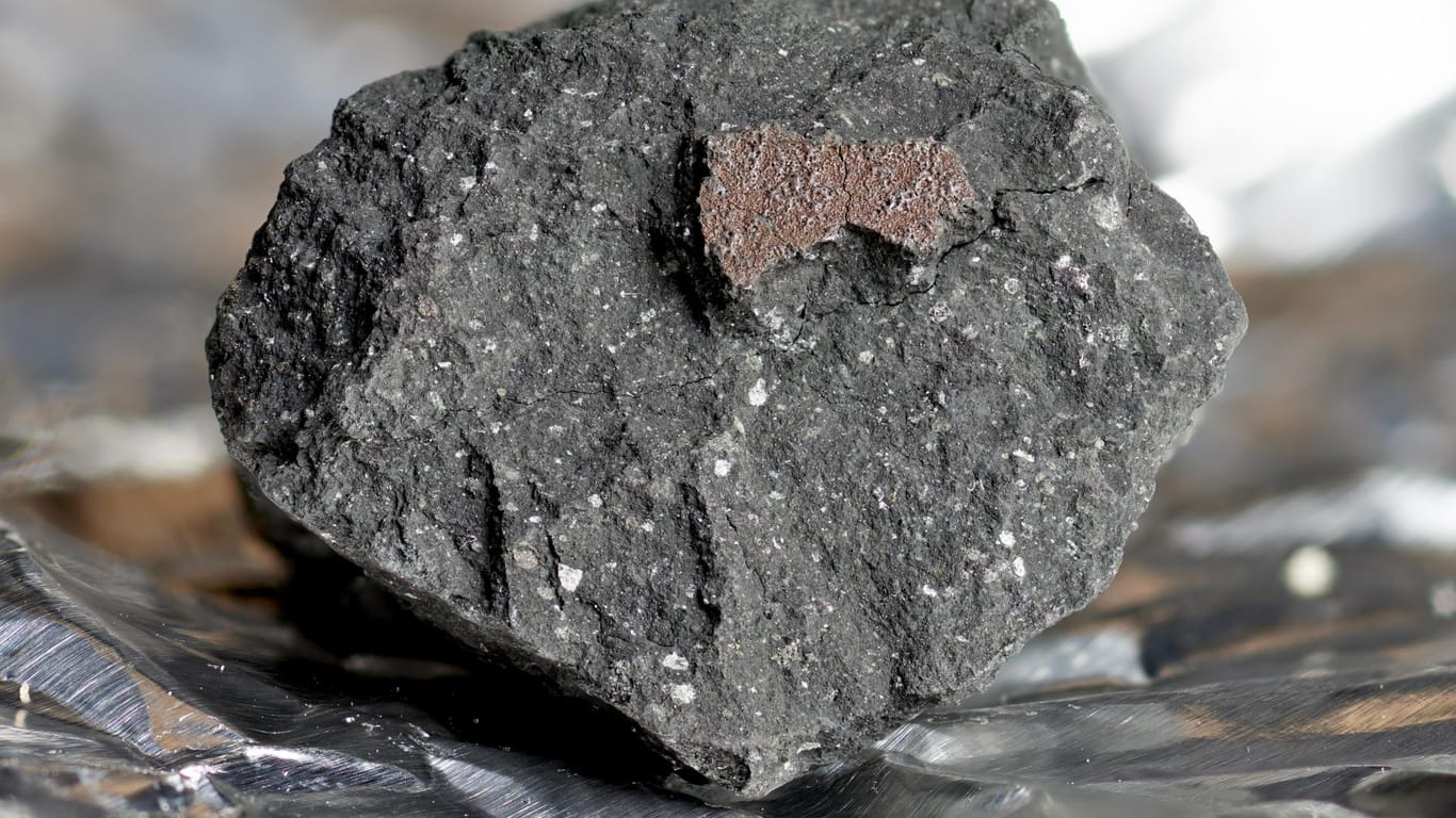 Das Fragment eines Meteoriten: Wissenschaftler sagen, es sei das erste Mal seit 30 Jahren, dass Meteoriten-Teile in Großbritannien gefunden wurden.