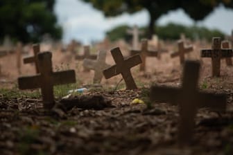 Gräber ohne Namen in Caju: Die Pandemie ist in Brasilien vielerorts außer Kontrolle.