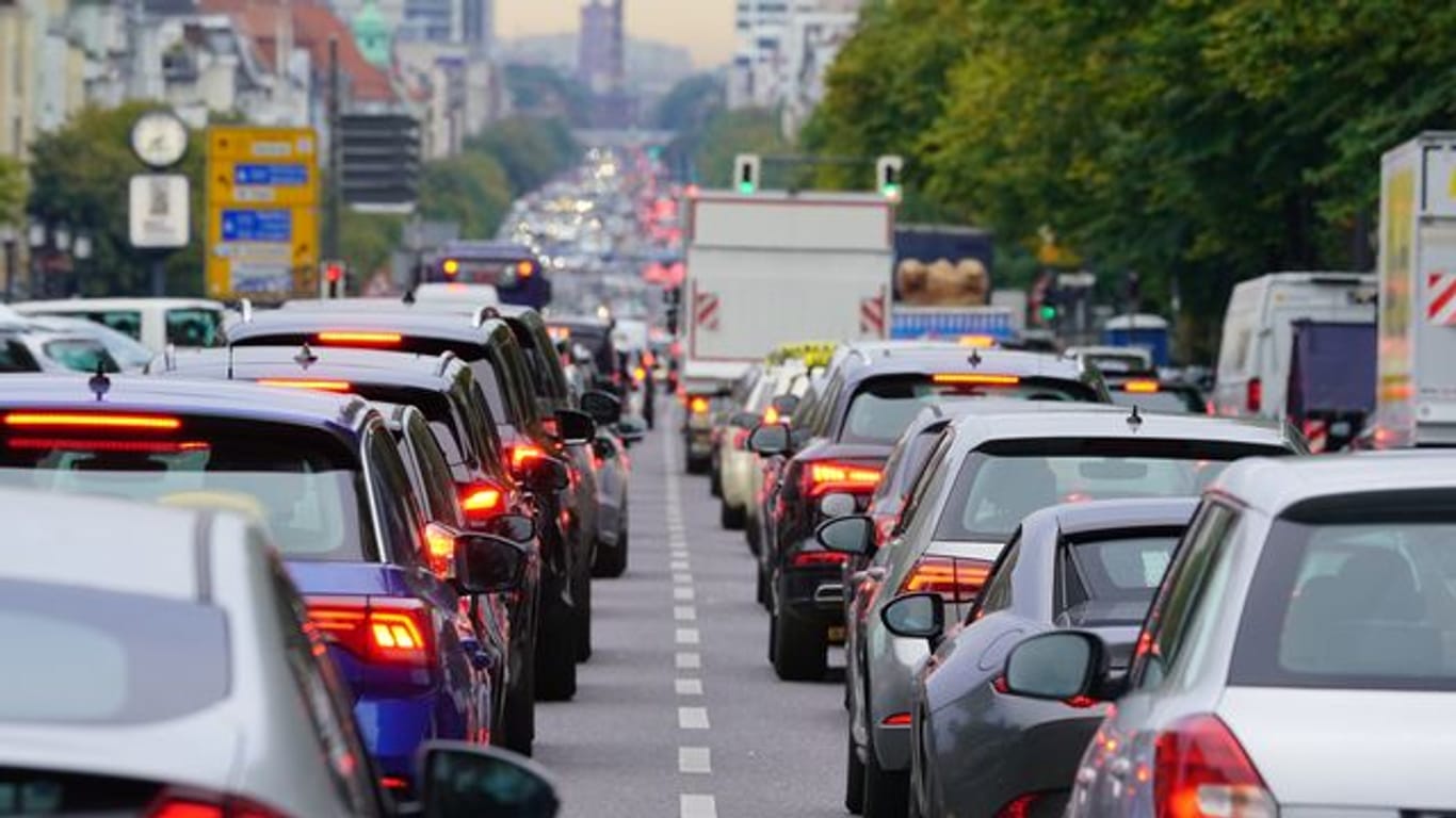 Autos stauen sich im Berufsverkehr auf dem Berliner Kaiserdamm stadteinwärts.