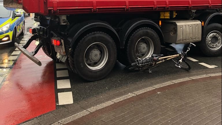 Der Lkw überrollte das Fahrrad: Der Radfahrer konnte abspringen und blieb unverletzt. Der Lkw überrollte das Fahrrad: Der Radfahrer konnte abspringen und blieb unverletzt.