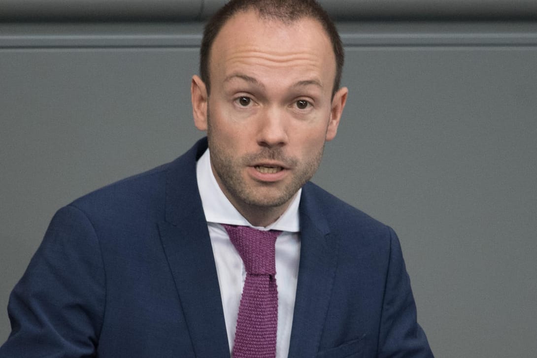 Der Ex-CDU-Politiker Nikolas Löbel im Bundestag: Die Staatsanwaltschaft Mannheim prüft die Einleitung eines Ermittlungsverfahrens.