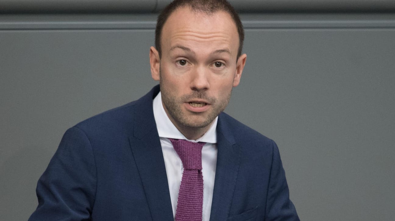 Der Ex-CDU-Politiker Nikolas Löbel im Bundestag: Die Staatsanwaltschaft Mannheim prüft die Einleitung eines Ermittlungsverfahrens.