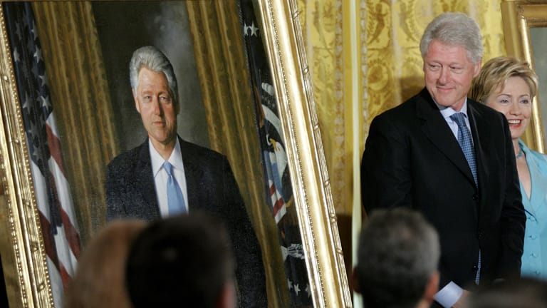Ex-Präsident Bill Clinton präsentiert sein Portrait im Juni 2004: Jetzt hängen die Gemälde von ihm und George W. Bush wieder am alten Platz.