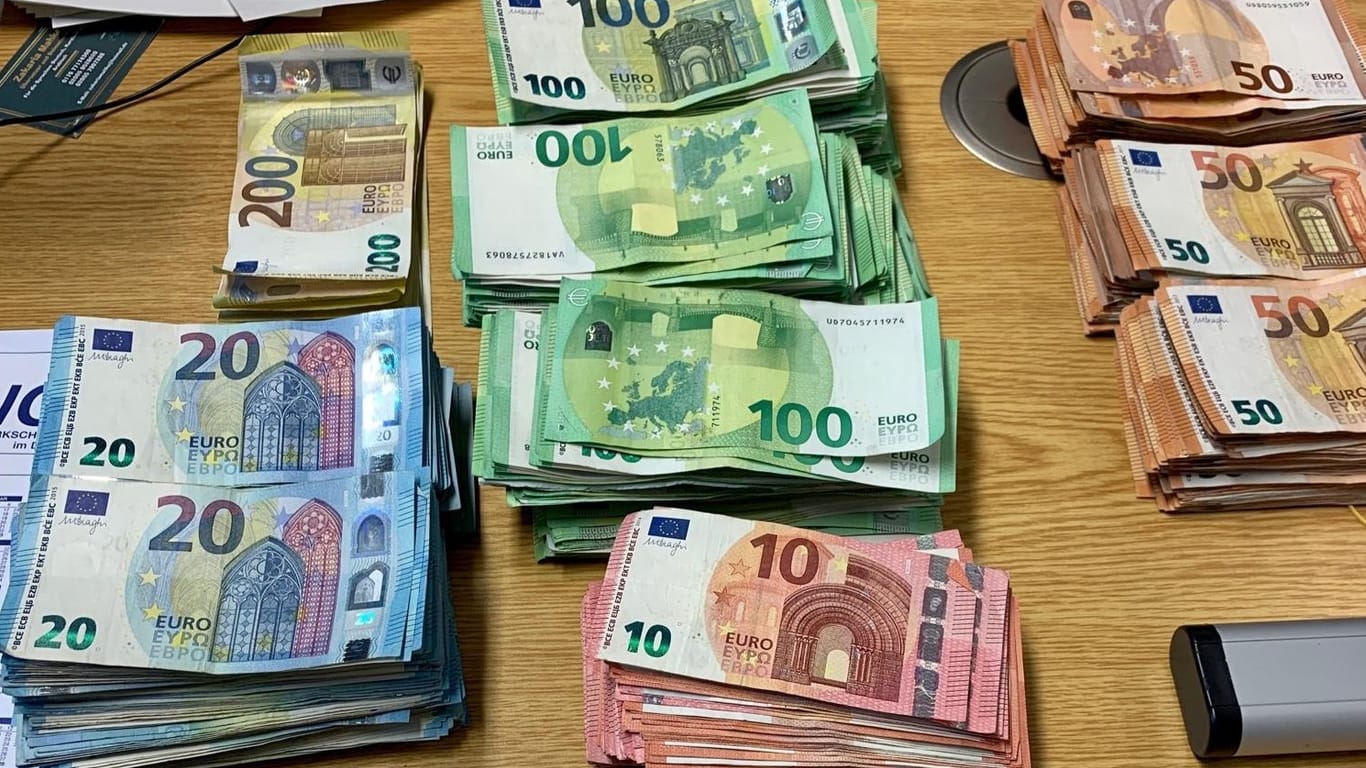Stapelweise Geldscheine auf einem Tisch: Die Bundespolizei stellte über 80.000 Euro sicher.