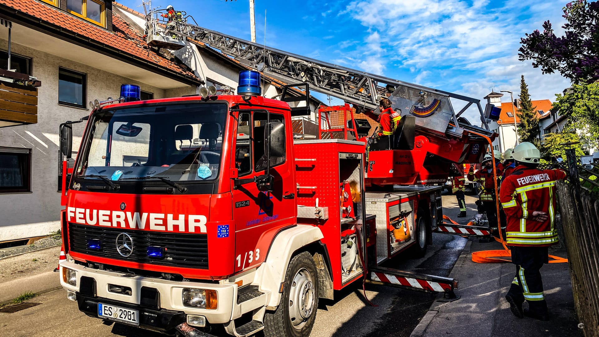 Ein Feuerwehreinsatz (Symbolbild): Besonders im Rettungsdienst ist die Bereitschaftszeit wichtig.