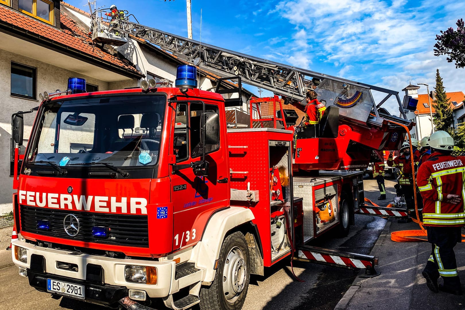 Ein Feuerwehreinsatz (Symbolbild): Besonders im Rettungsdienst ist die Bereitschaftszeit wichtig.