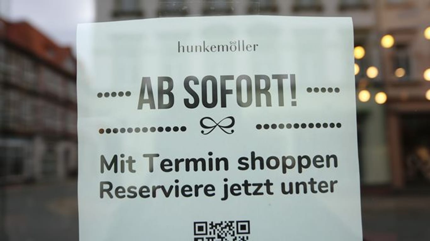 Mehr als die Hälfte der Verbraucher in Deutschland sieht das Einkaufen mit Online-Termin - das sogenannte Click & Meet - laut einer Umfrage derzeit skeptisch.