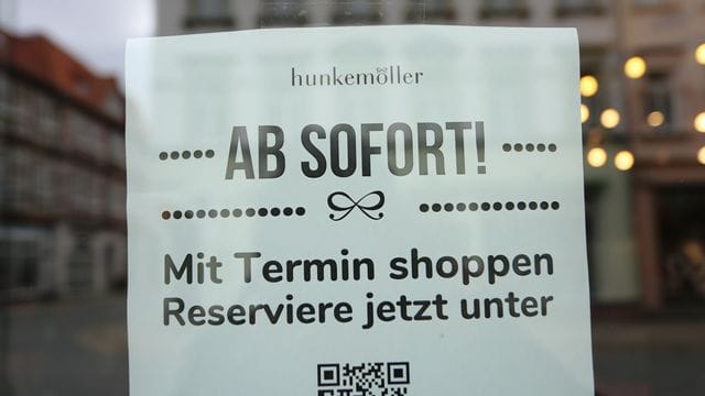 Mehr als die Hälfte der Verbraucher in Deutschland sieht das Einkaufen mit Online-Termin - das sogenannte Click & Meet - laut einer Umfrage derzeit skeptisch. Mehr als die Hälfte der Verbraucher in Deutschland sieht das Einkaufen mit Online-Termin - das sogenannte Click & Meet - laut einer Umfrage derzeit skeptisch.