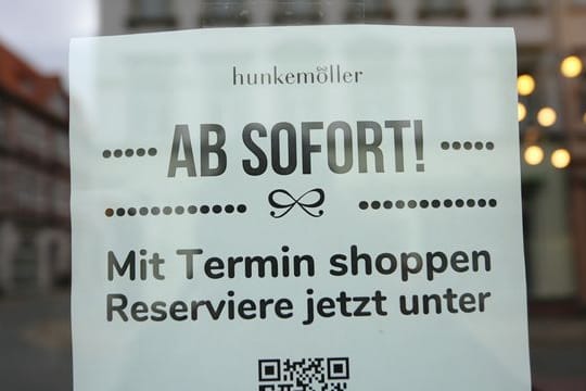 Mehr als die Hälfte der Verbraucher in Deutschland sieht das Einkaufen mit Online-Termin - das sogenannte Click & Meet - laut einer Umfrage derzeit skeptisch.