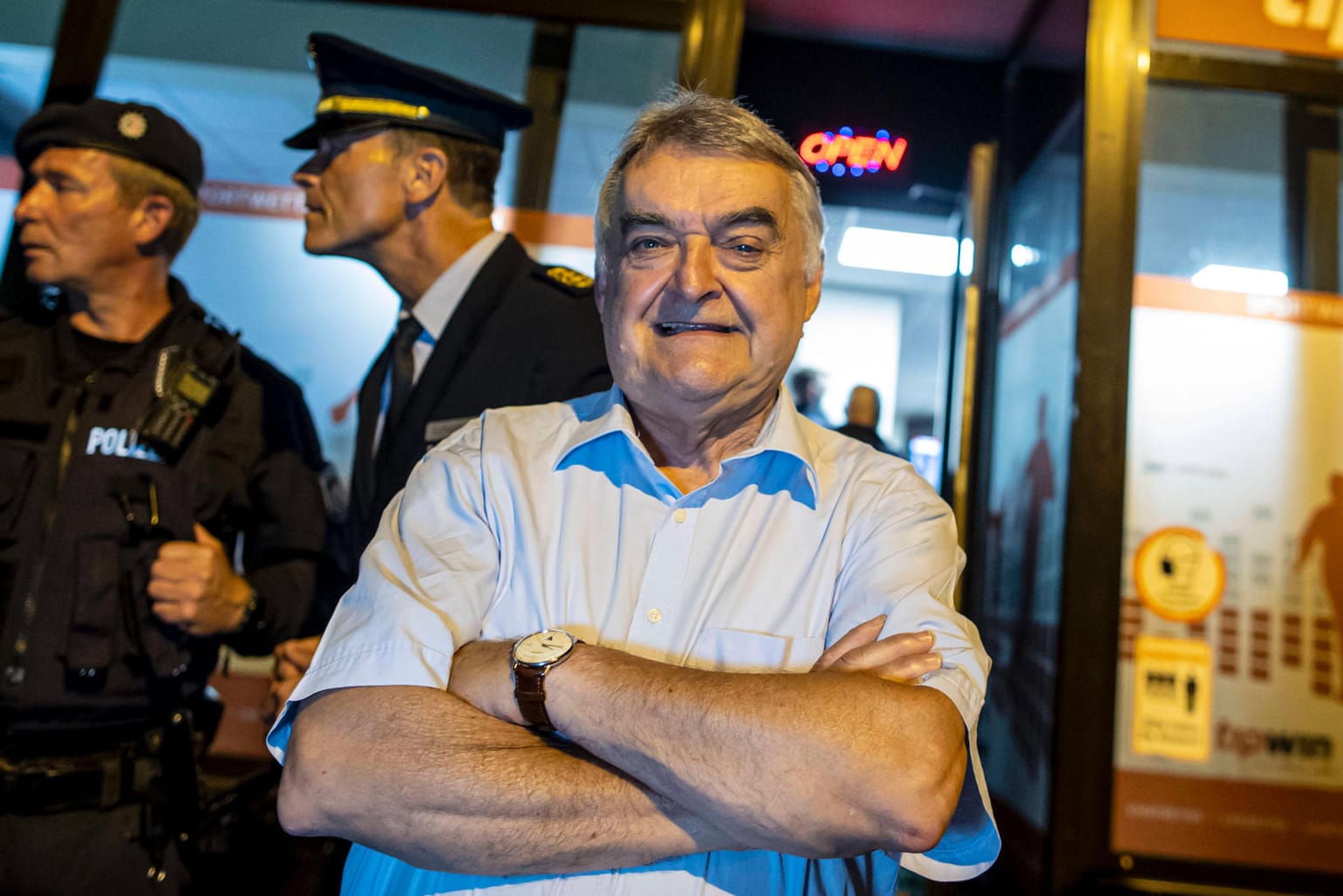 Herbert Reul bei einer Razzia in Duisburg, August 2020: "Die führen sich nicht mehr so selbstherrlich bei der Polizei auf."