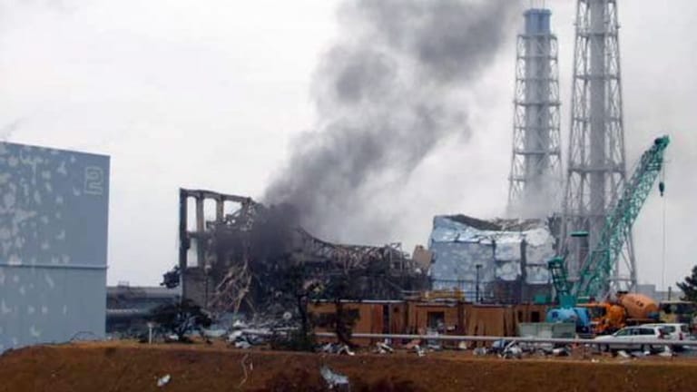 Rauch steigt im März 2011 über dem japanischen Katastrophen-Kernkraftwerk Fukushima Daiichi auf.