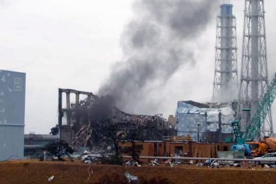 Rauch steigt im März 2011 über dem japanischen Katastrophen-Kernkraftwerk Fukushima Daiichi auf.