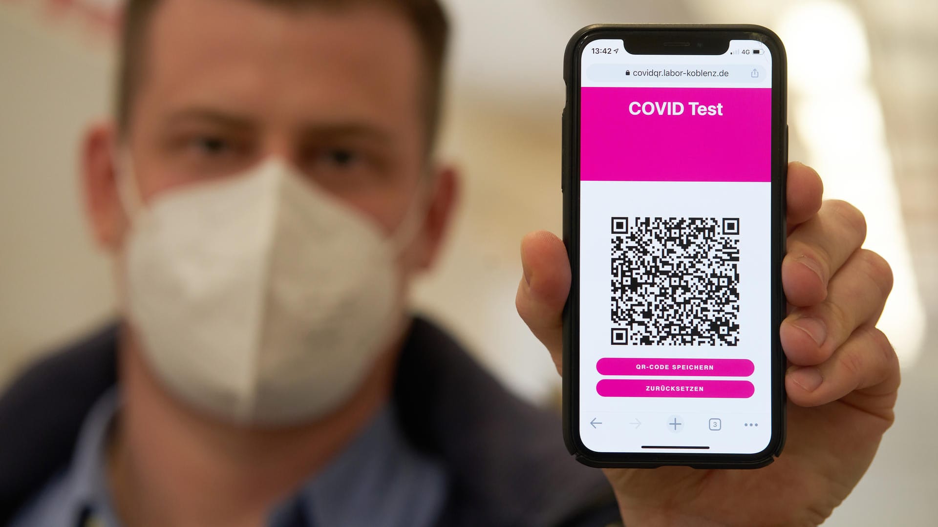 Ein Mann zeigt einen negativen Corona-Schnelltest auf seinem Handy: In Zukunft könnte das die Eintrittskarte zu Konzerten, Theatern, Clubs und Geschäften sein.