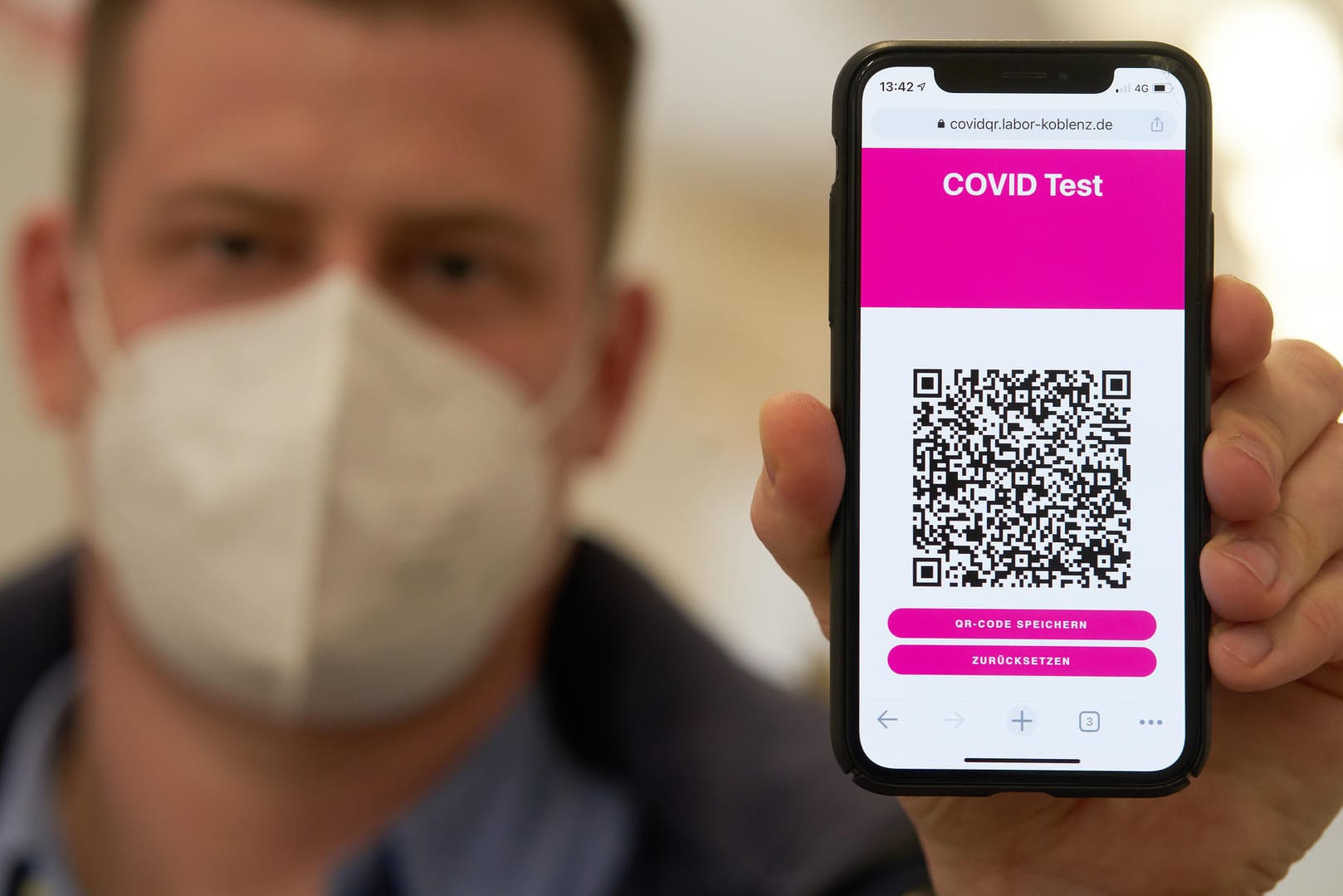 Ein Mann zeigt einen negativen Corona-Schnelltest auf seinem Handy: In Zukunft könnte das die Eintrittskarte zu Konzerten, Theatern, Clubs und Geschäften sein.