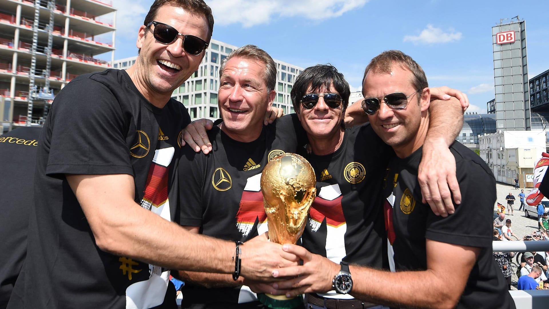 2014 gewann Hansi Flick (r.) als Co-Trainer von Joachim Löw den WM-Titel. Bekommt er bald als Cheftrainer die Chance?