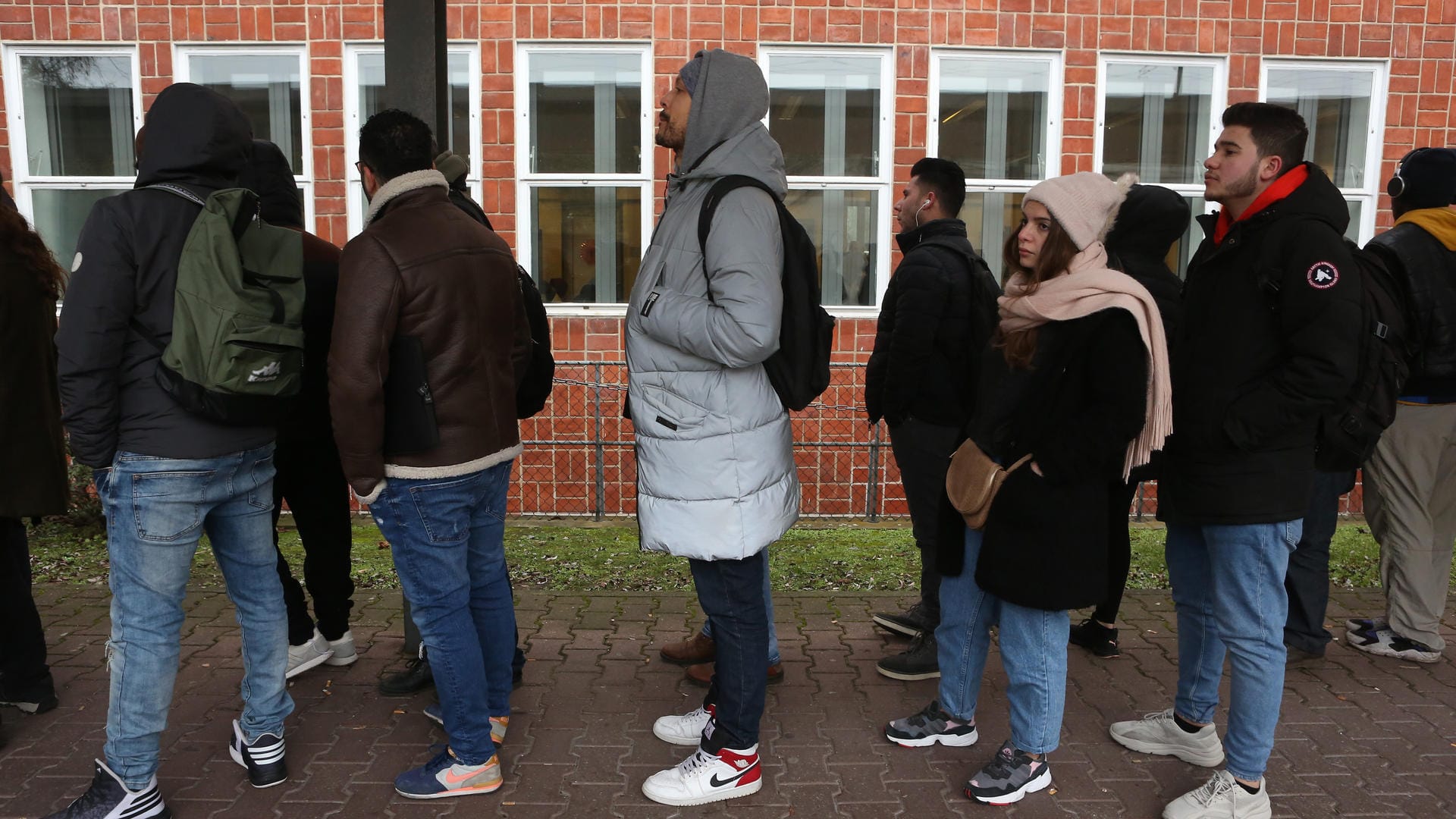 Migranten warten in Berlin vor dem Landesamt für Einwanderung: Afghanen klagen besonders erfolgreich gegen ihre Asylbescheide.