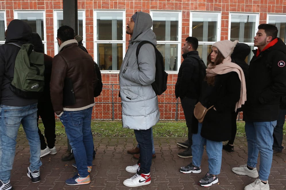 Migranten warten in Berlin vor dem Landesamt für Einwanderung: Afghanen klagen besonders erfolgreich gegen ihre Asylbescheide.