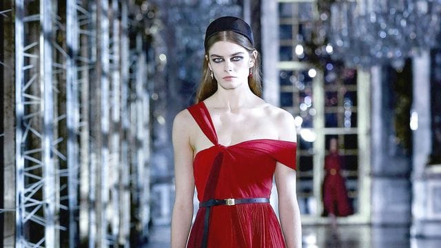 Entwurf aus der Herbst/Winter Kollektion von Christian Dior bei der digitalen Show in Paris. Entwurf aus der Herbst/Winter Kollektion von Christian Dior bei der digitalen Show in Paris.