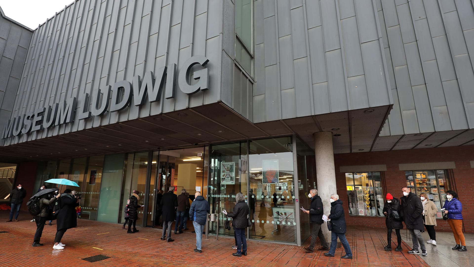 Besucher warten vor dem Museum Ludwig: Ein Vierteljahr lang war das Haus wegen Corona geschlossen.