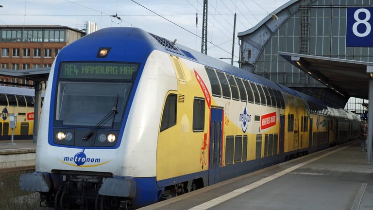 Ein Zug der niedersächsischen Metronom Eisenbahngesellschaft (Symbolbild): Aus Langeweile hat ein Mann im Regionalzug unter anderem Scheiben zerkratzt.