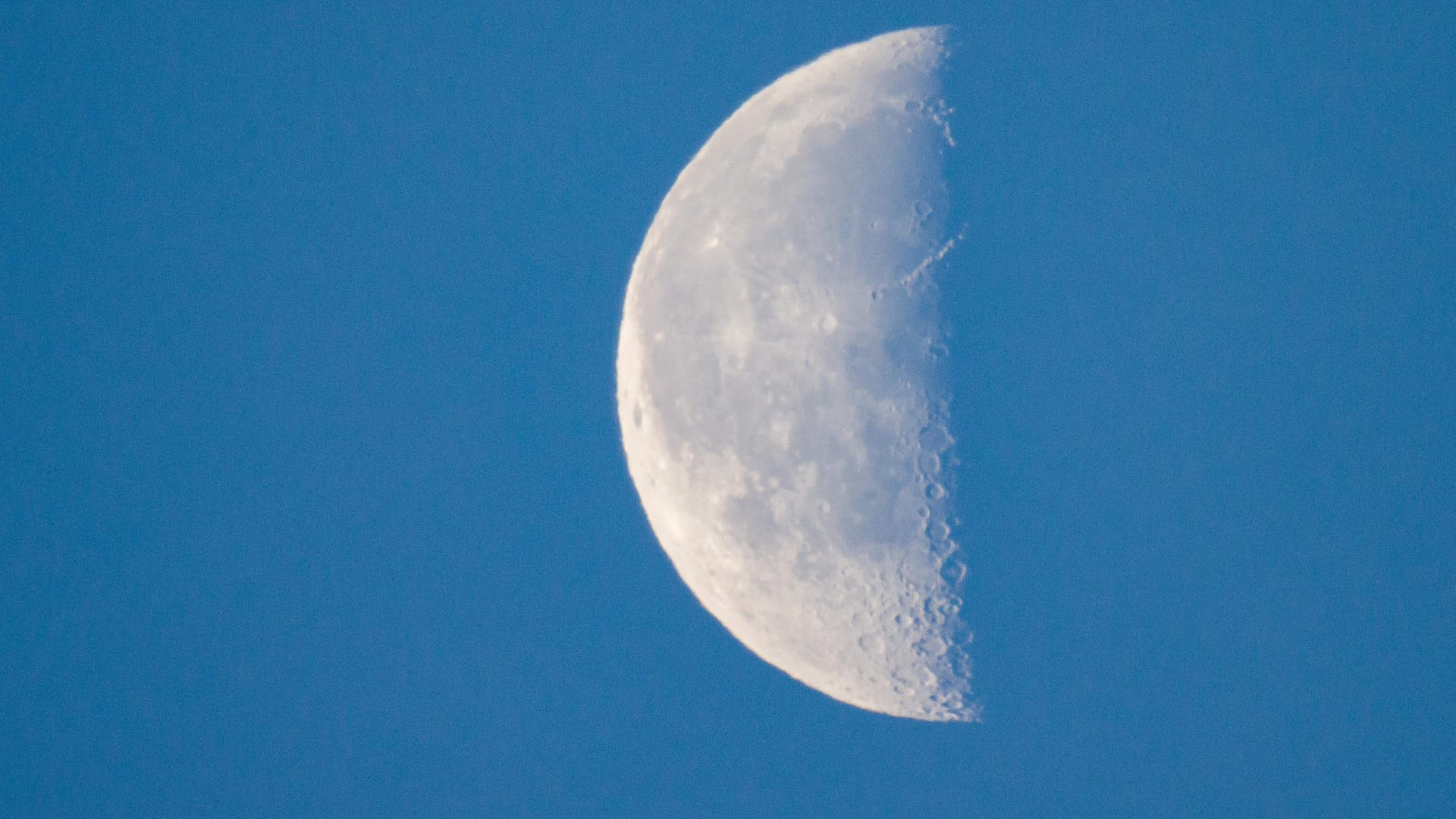 Der Mond von Oberstdorf aus betrachtet: Werden ihn bald Menschen bewohnen?