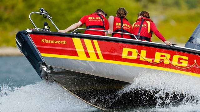 Rettungsübung der Deutschen Lebens-Rettungs-Gesellschaft auf dem Rhein.