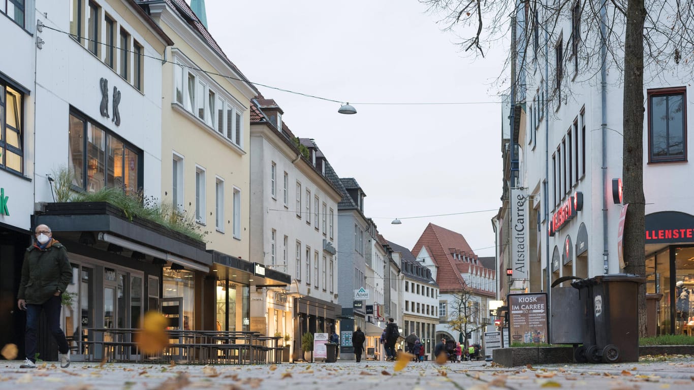 Die leere Obernstraße in Bielefeld (Archivbild): In der Stadt können die Bürger ab Donnerstag wieder ohne Termin shoppen.