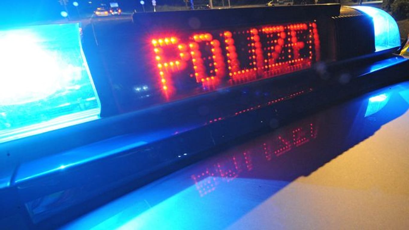 Die Aufschrift "Polizei" leuchtet auf einem Polizeifahrzeug (Symbolbild): Wegen eines Raub-Überfalls hat die Polizei ein Fahndungsfoto veröffentlicht.